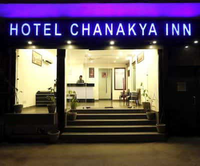 https://imgcld.yatra.com/ytimages/image/upload/t_hotel_yatra_city_desktop/v1439295138/Domestic Hotels/Hotels_New Delhi/Hotel Chanakya Inn/Entrance.jpg